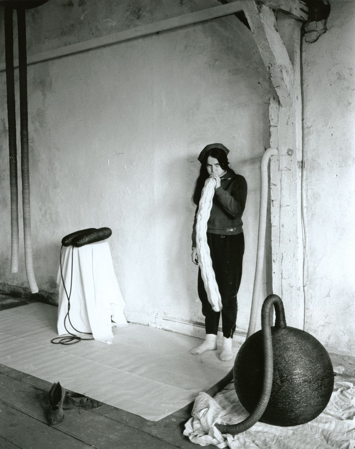 EVA HESSE IN HER STUDIO