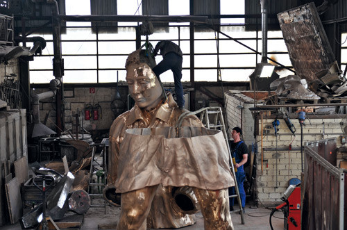 MANN IM MATSCH – DER SUCHENDE, 2009, COMPOSING BRONZE COMPONENTS AT THE FOUNDRY, PHOTO: LUISE HEUTER