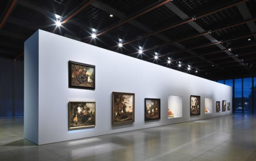 INSTALLATIE IN DE NEUE NATIONALGALERIE IN BERLIJN, OVERZICHT MET HAWAÏAANSE VERENOBJECTEN EN SCHILDERIJEN VAN MELCHIOR D’HONDECOETER, FOTO: JENS ZIEHE